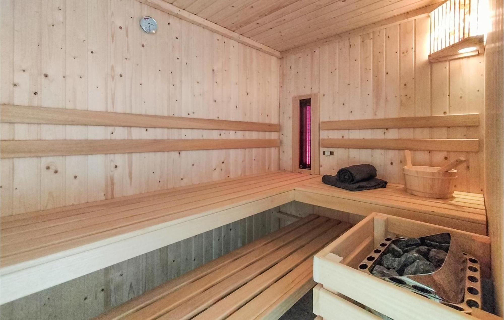 Cozy Home In Oosterwolde With Sauna Екстер'єр фото