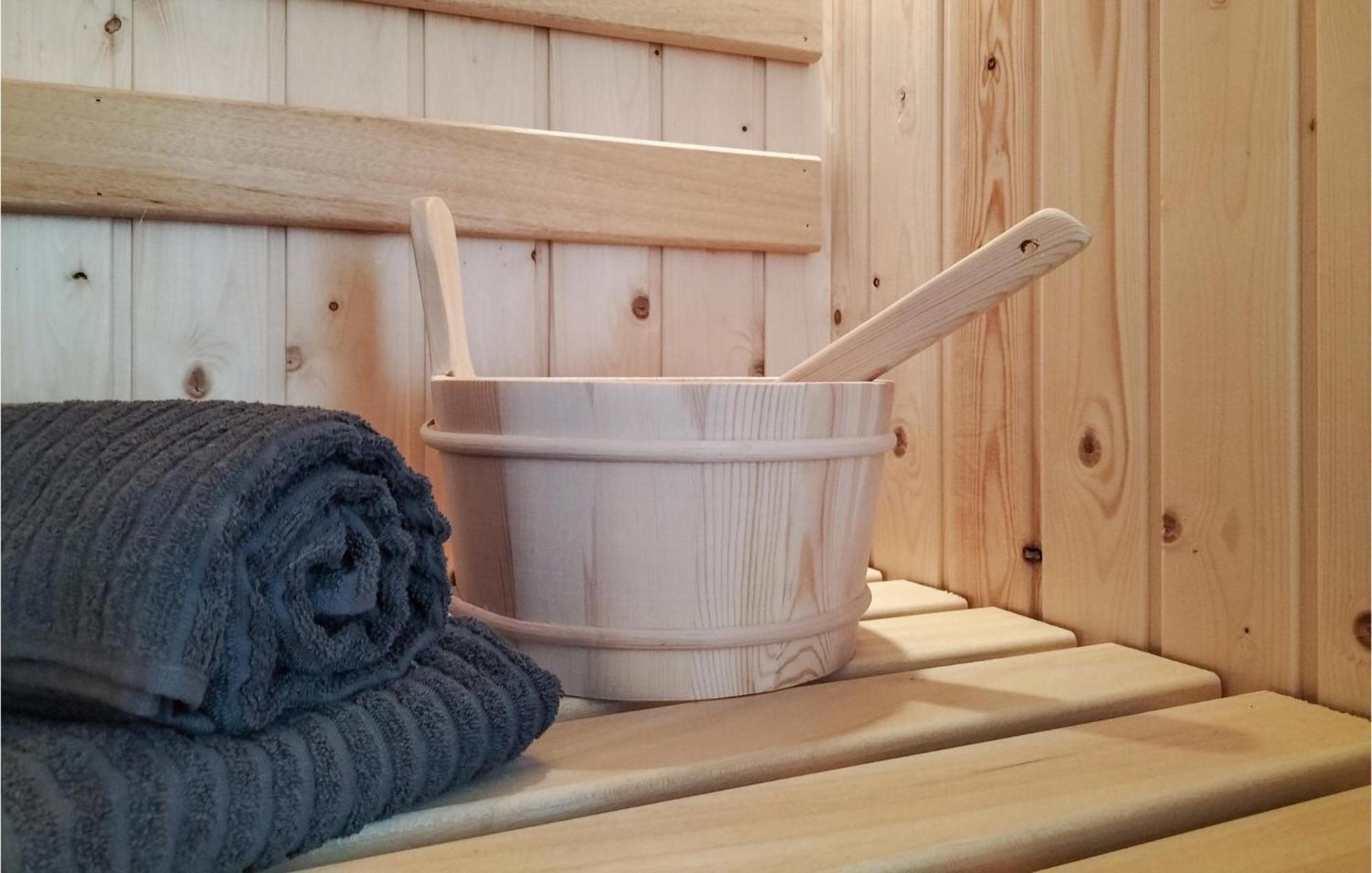 Cozy Home In Oosterwolde With Sauna Екстер'єр фото